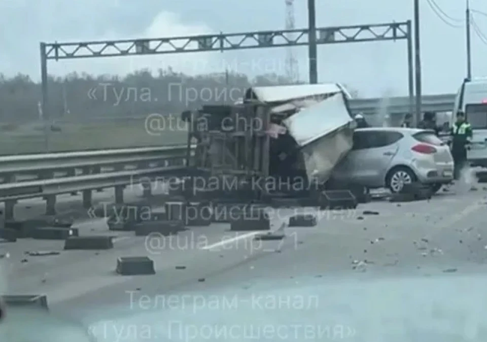 Массовое ДТП произошло на трассе М-2 в Тульской области. Фото: Telegram-канал «Тула. Происшествия».