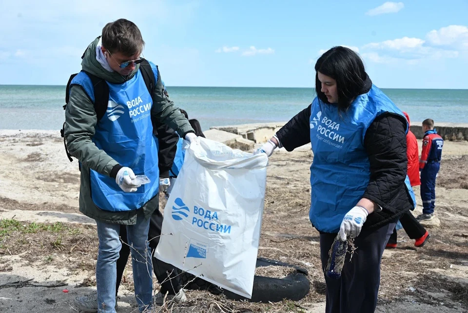 На пляже Геническа волонтеры собрали более тонны мусора Фото: минприроды ХО