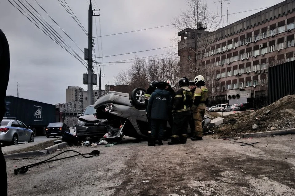 Водитель иномарки угробил сотрудника заправки и сам пострадал в ДТП.