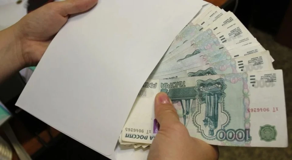 Треть калужан согласна на зарплату в конверте