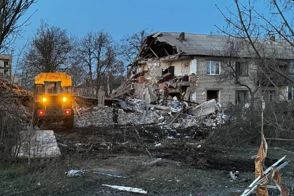 В Новополтавке разбирают завалы на месте разрушенного дома. ФОТО: тг-канал Евгения Балицкого
