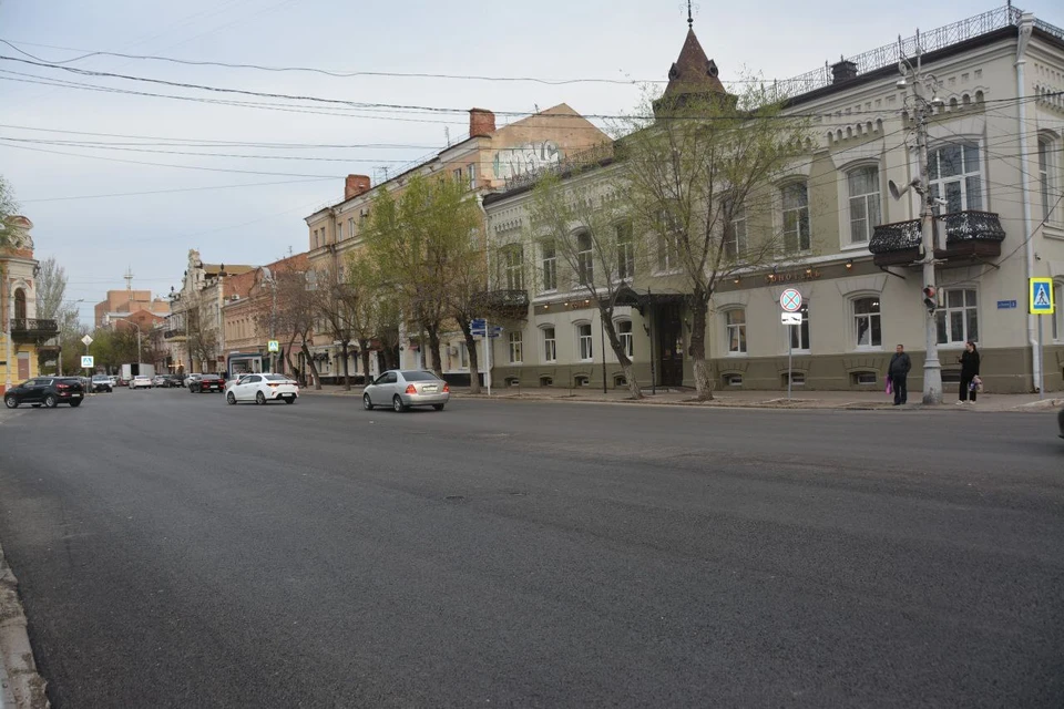 В зеленой зоне площади проводится опиловка деревьев, уборка случайного мусора