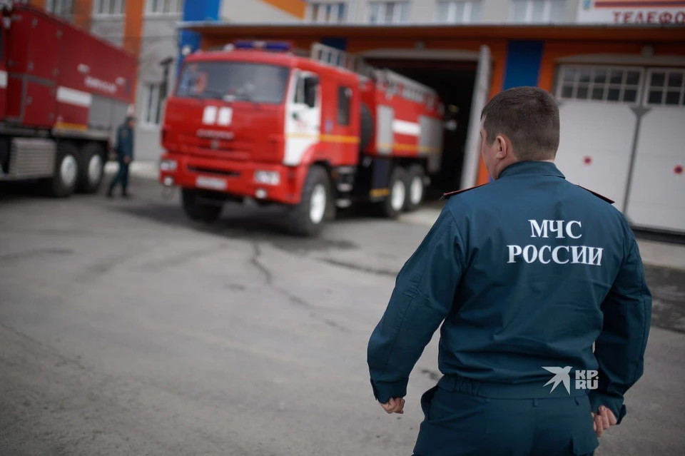 К месту ЧП прибыли две пожарные машины и восемь сотрудников МЧС