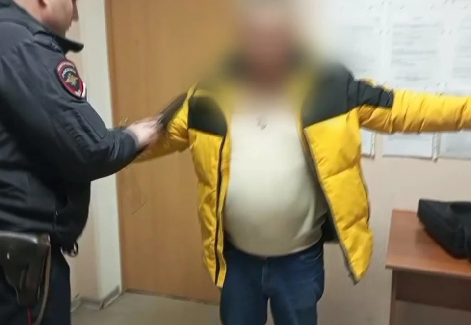 На мужчину составили административный протокол. Скриншот видео транспортной полиции Сибири