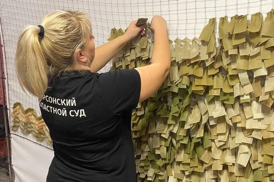 В облсуде начали плести маскировочные сети для солдат. Фото: Херсонский областной суд