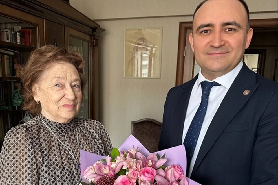 С праздником Чулпан Мусеевну поздравил заместитель Полпреда Татарстана Эмиль Файзуллин. Фото: Полпредство Татарстана