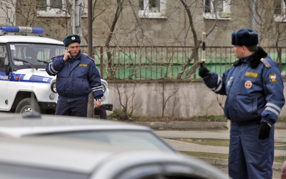 Сотрудники правоохранительных органов провели проверки в зданиях.