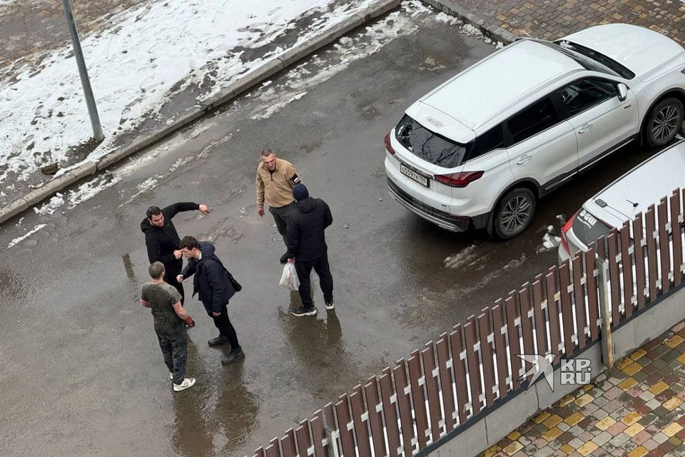 Драка охранника с пьяным дебоширом на ЖБИ. Фото: читатель "КП"