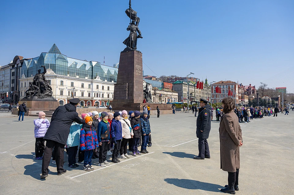 Юные жители Владивостока впервые прошлись строевым шагом по центральной площади города. Фото: пресс-служба администрации Владивостока.