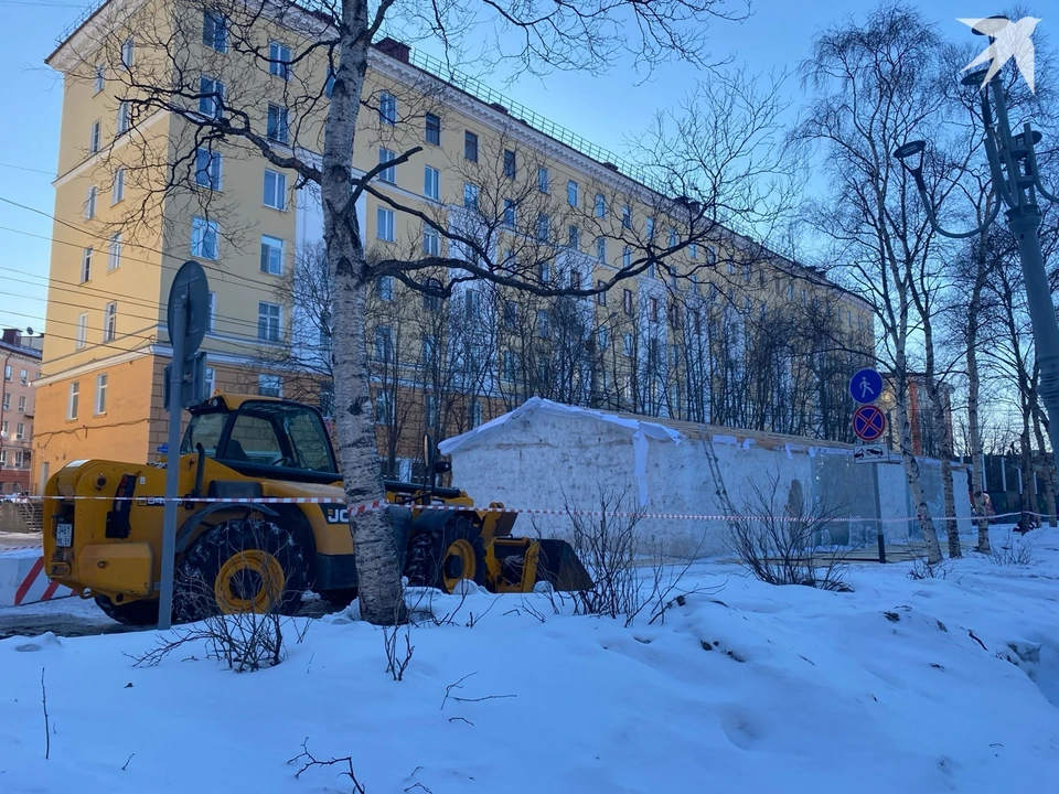 Сейчас рабочие уже приступили к демонтажу сооружения.