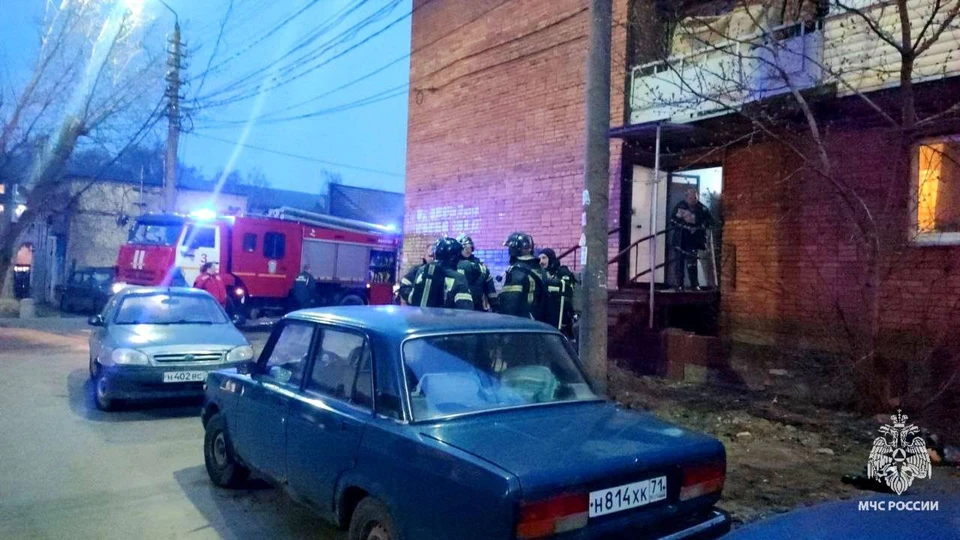 21 человека эвакуировали из горящей многоэтажки на улице Кутузова в Туле.