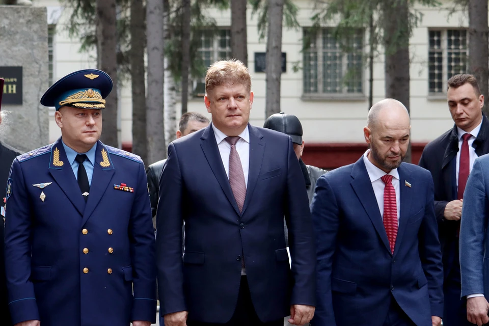 Полпред Анатолий Серышев посетил управление соединения противовоздушной обороны в Новосибирске и поздравил сотрудников с профессиональным праздником. Фото: sfo.gov.ru