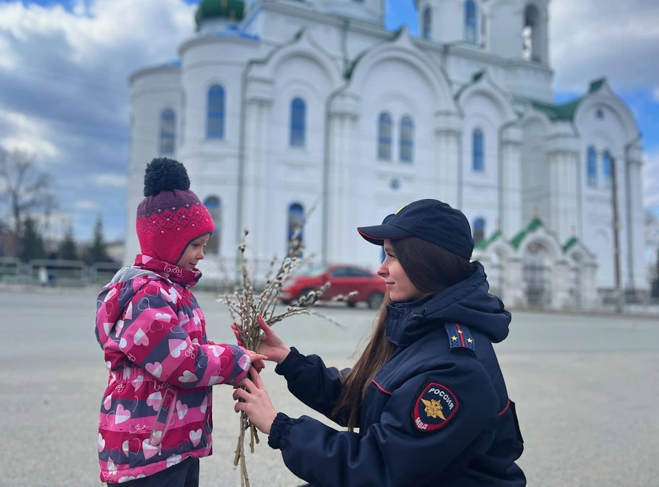 Фото дня от полиции Кыштыма: 4-летняя Даша навестила старшую сестру — старшего лейтенанта внутренней службы Анастасию Латыпову в Вербное воскресенье