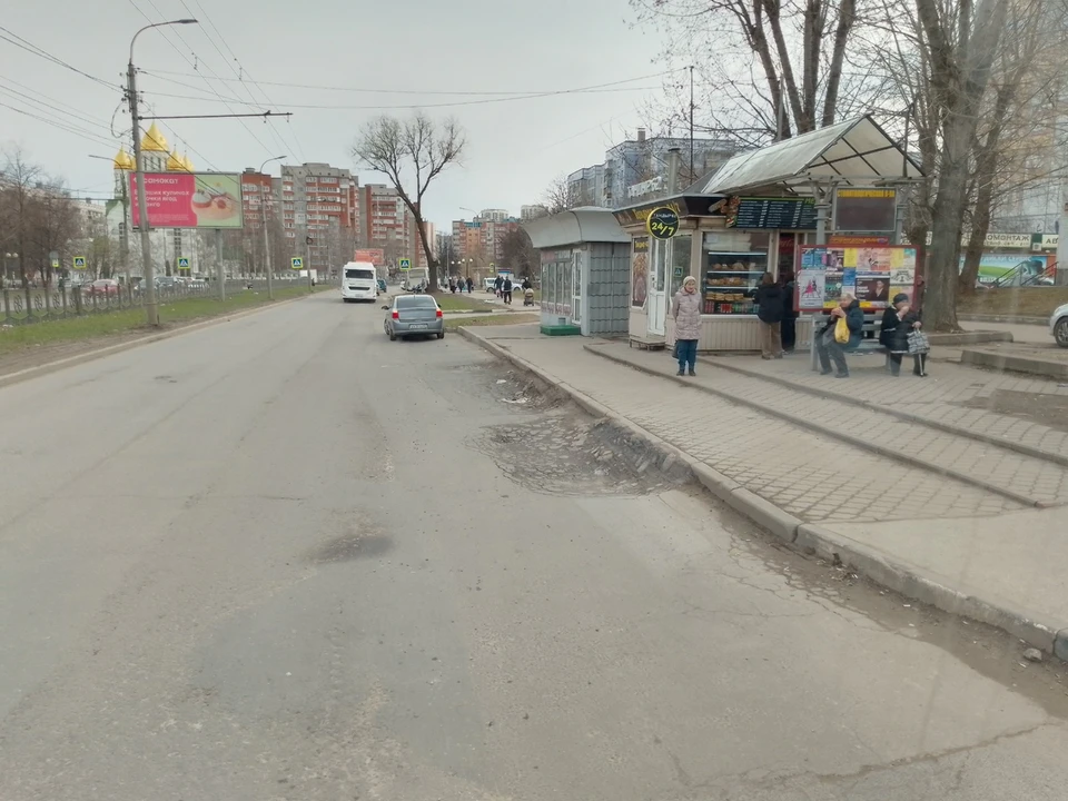 В Рязани автобус не может подъехать к остановке из-за ям. Фото: Типичная Рязань.