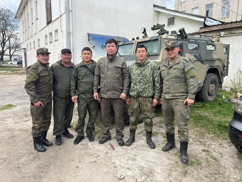 Мэр Карим Сагаан-оол (в центре) с участниками Специальной военной операции. Фото: администрация г. Кызыла