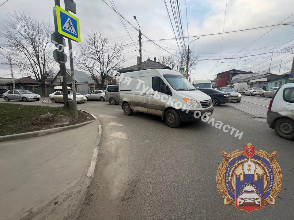 В Туле на Демидовской платине большегруз сбил несовершеннолетнюю девушку на электросамокате.