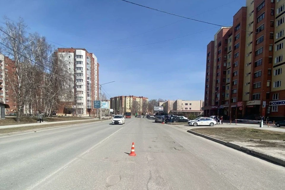 Девочки переходили дорогу в неположенном месте и получили травмы. Фото: МВД России по Новосибирской области.
