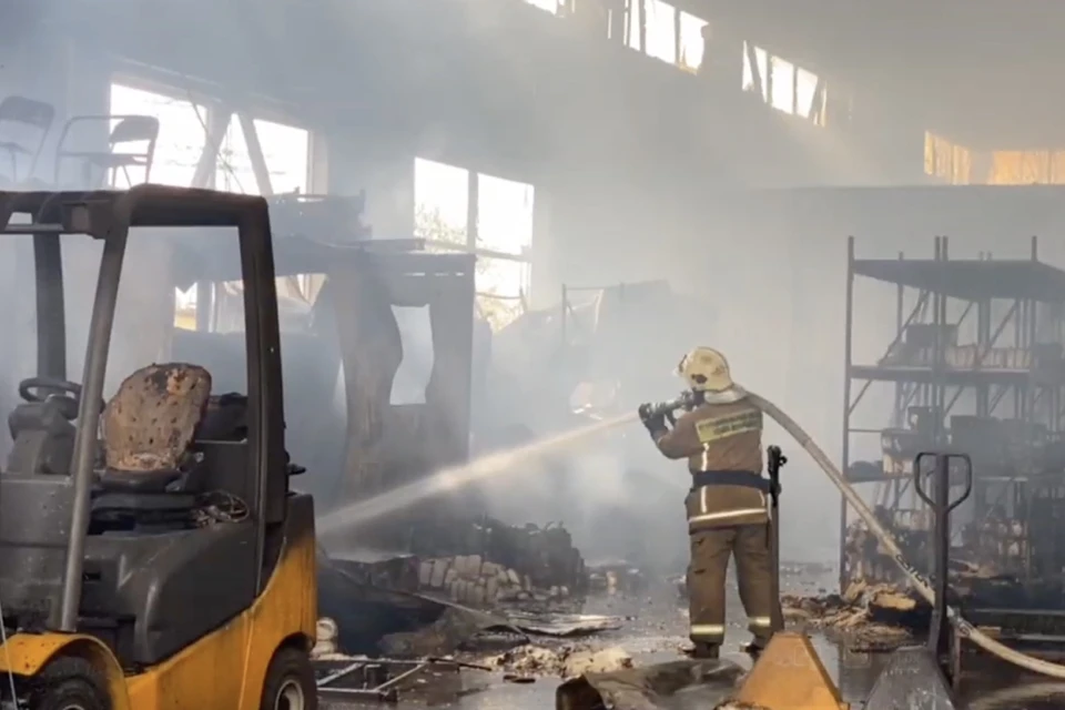 Пожарные потушили горящий ангар в Приморском районе.