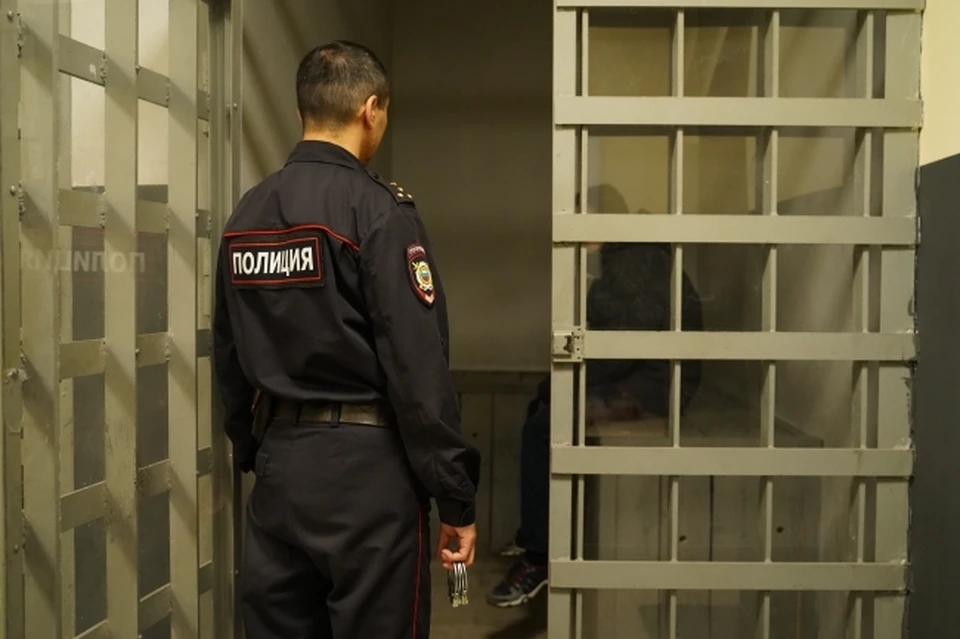 Первые четыре года осужденный мужчина должен будет провести в тюрьме.