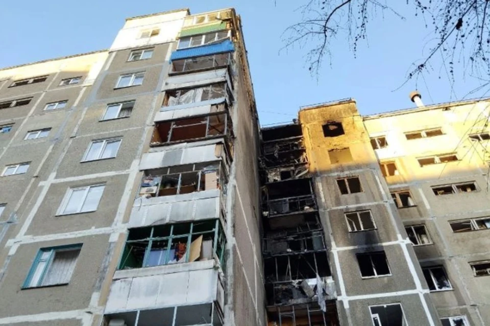 Появились кадры последствий массированных ударов дронов ВСУ по домам в Курске