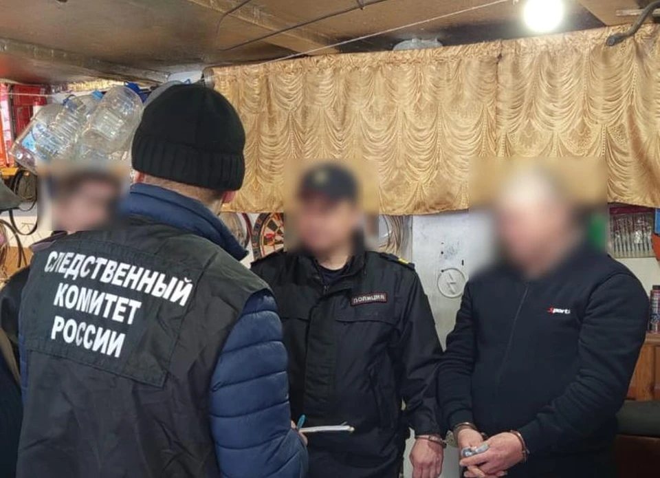 Подозреваемый убежал из дома, а нож выкинул на улице.