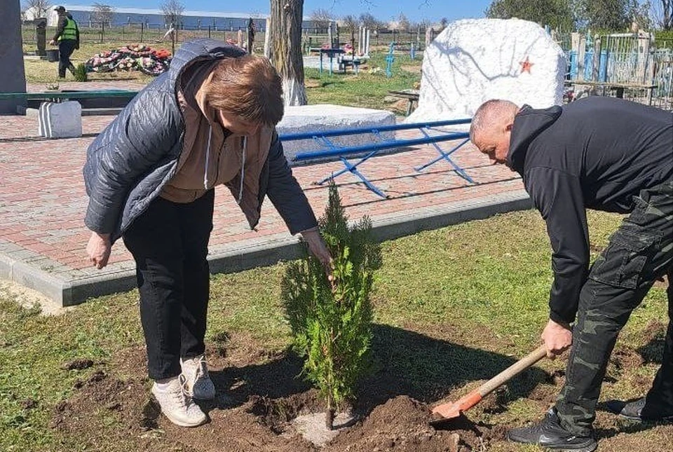 В Геническом округе Херсонской области озеленили территорию возле братской могилы. ФОТО: администрация Генического округа