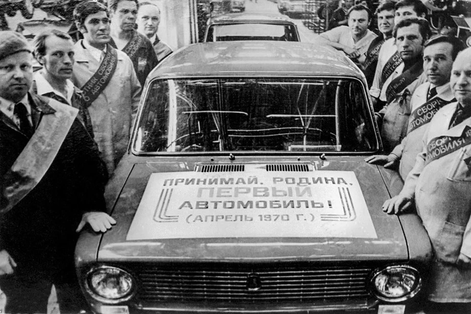 Первый покупатель проездил на «копейке» 19 лет, мужчине подарили новое авто, а его верную старушку забрали в музей.