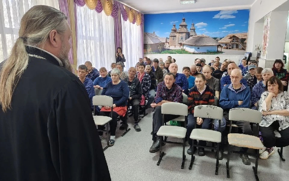 Благочинный церквей Мелитополя Максим Смирнов и представители Росгвардии посетили психоневрологический интернат