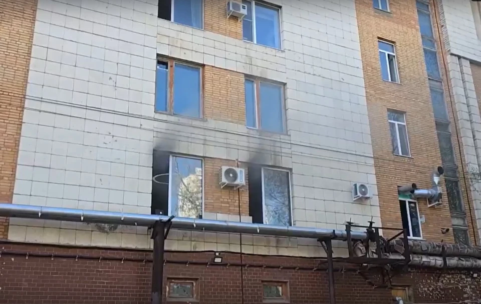 В здании сильное задымление, очаг возгорания пока не нашли / Фото: Евгений Щекин