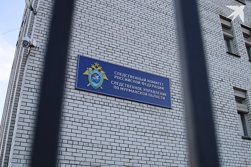 Уголовное дело направлено в суд для рассмотрения по существу, а необоснованно выплаченные подрядчику деньги взыскиваются в судебном порядке.