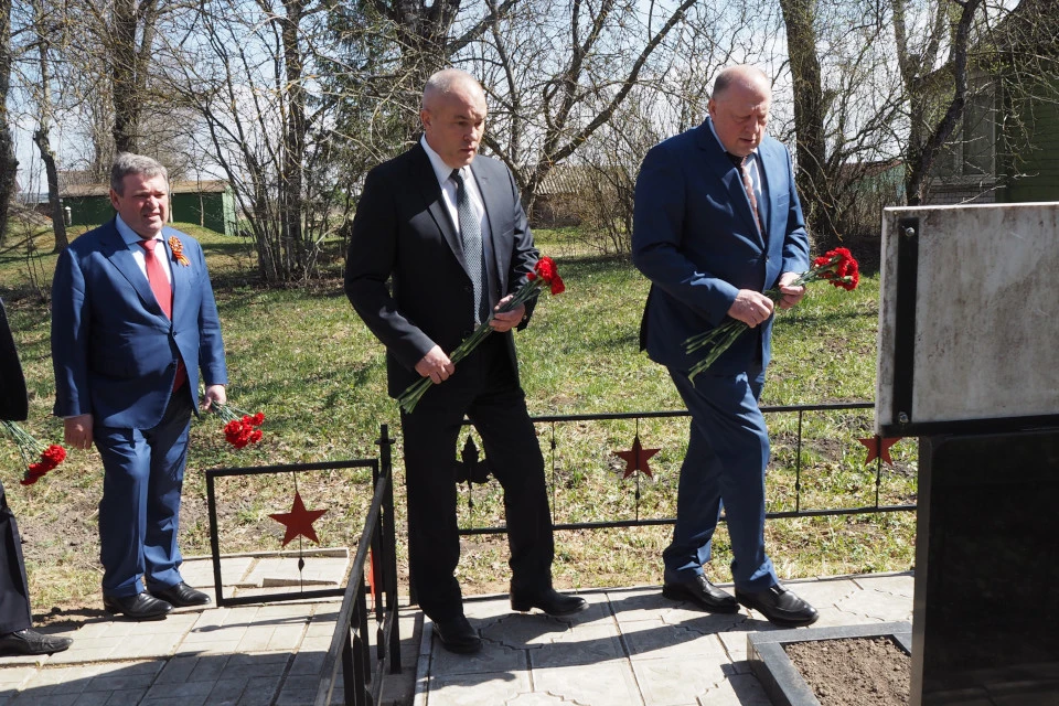 Парламентарии возложили цветы к местным мемориалам. Фото: ЗСТО