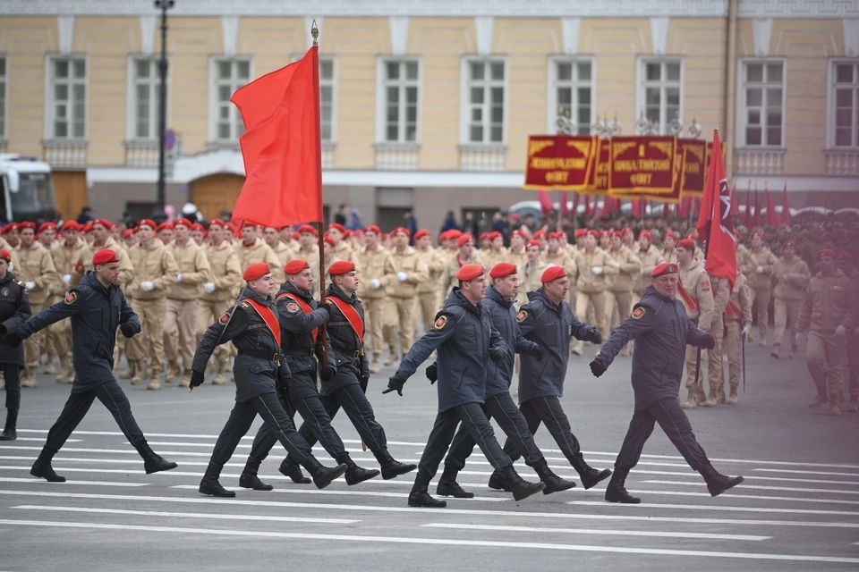 В репетиции участвовали солдаты, курсанты, офицеры и бойцы СВО.