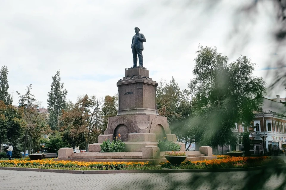 В Самаре на площади Революции установлен памятник Ленину