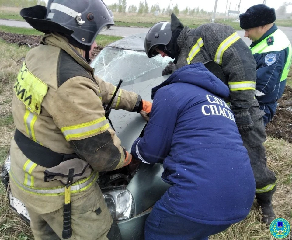 В Заволжье Ульяновска рано утром в столкновении легковушек пострадал водитель | ФОТО: Управление гражданской защиты Ульяновска