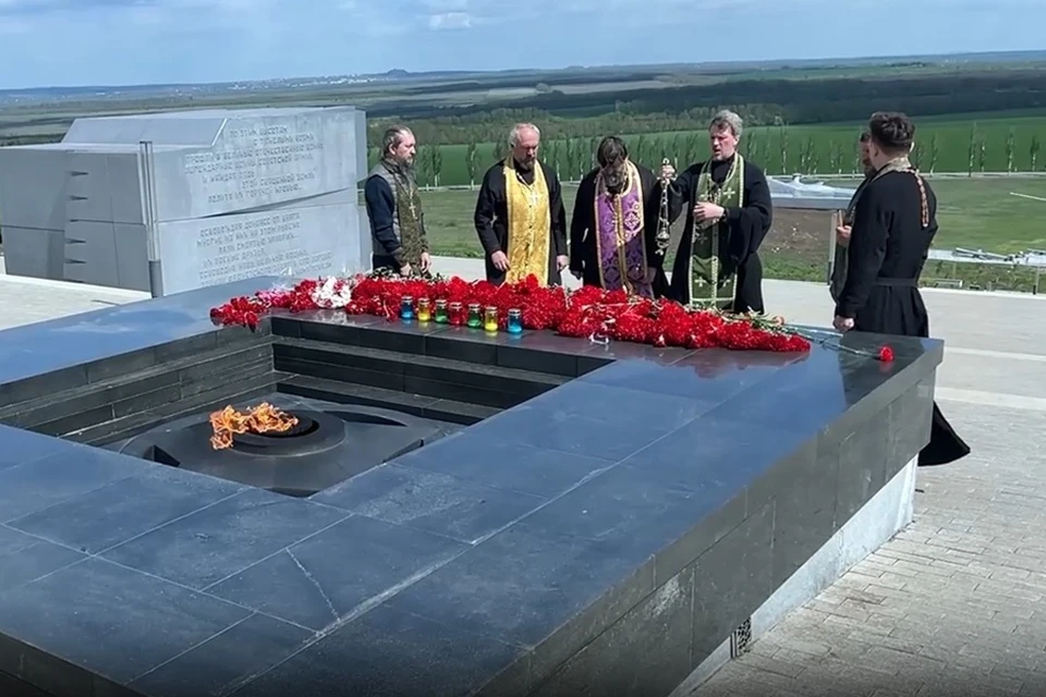 На «Саур-Могиле» в ДНР почтили память павших советских и современных героев. Фото: Минобороны России
