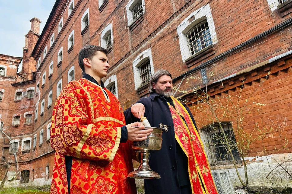 Священник храма при «Крестах» провел в бывшем СИЗО молебен. Фото: сайт ГК "КВС"
