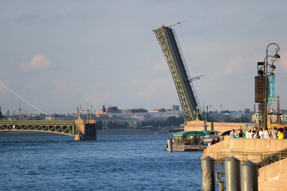 В остальные дни мосты будут разводить по расписанию.