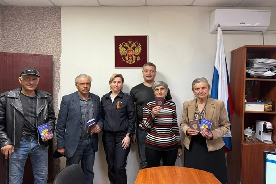 В Донецке вручили паспорта жителям, эвакуированным из Красногоровки. Фото: МВД по ДНР