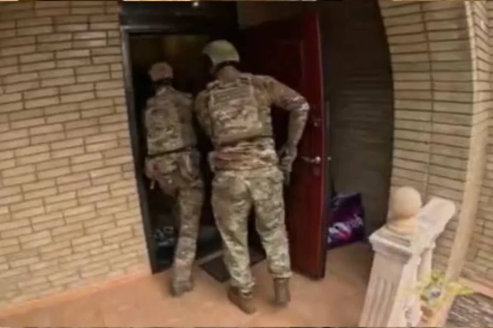 Правоохранители нагрянули в дом, где был организован притон. Фото: скриншот видео t.me/mvd_sirius
