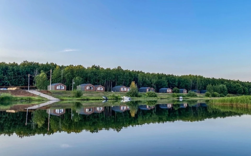 Домики расположены очень близко к воде. Фото: Официальная группа ВК «Камская Ривьера»