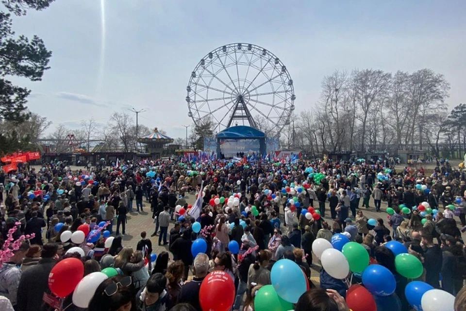 Больше трех тысяч человек встретили Первомай на набережной в Хабаровске Фото: Антон Шевченко