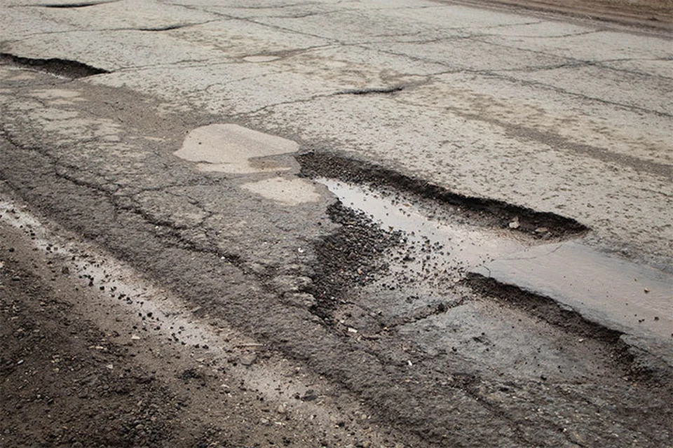 Ямы на дорогах Ижевска. Фото: Данил Иванов