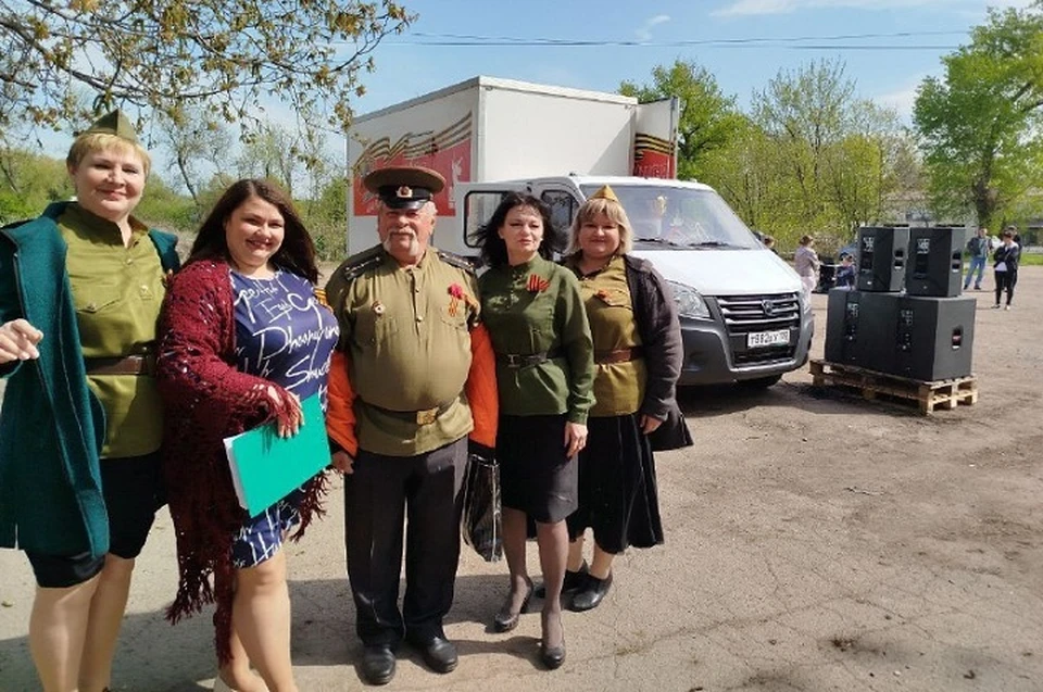 Артисты порадовали зрителей стихотворениями, песнями и танцевальными номерами. Фото: t.me/AGShahtersk