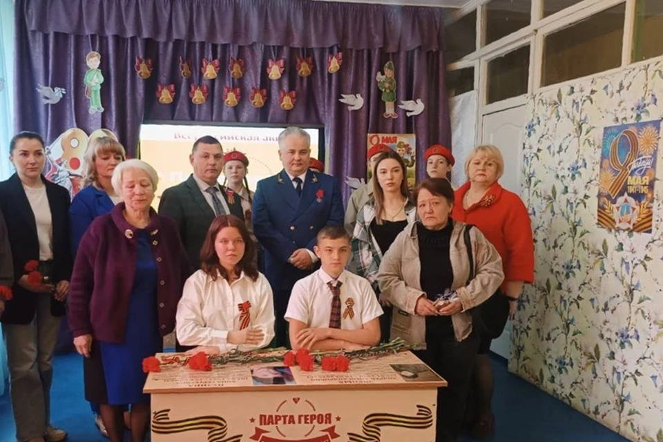 В макеевской школе №109 открыли «Парту Героя» в память о выпускниках. Фото: Администрация Макеевки