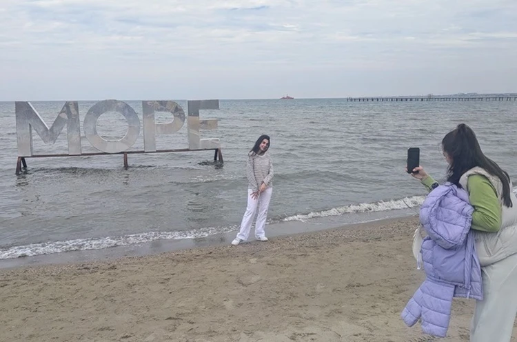 «Мы приехали, чтобы своими глазами убедиться - все хорошо»: Что происходит на пляжах Анапы и чем занимаются туристы на отдыхе
