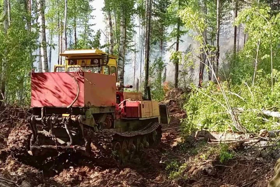 По предварительным данным, в пяти случаях причиной пожаров стало неосторожное обращение с огнем.