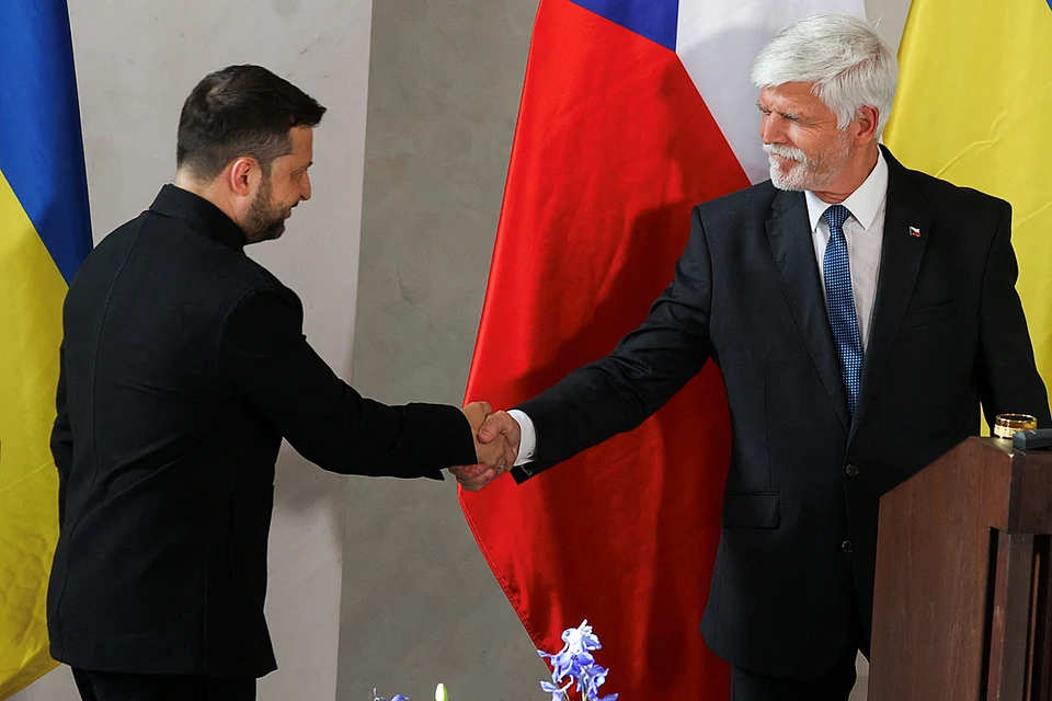 Зеленский в Чехии просит сброситься на истребители