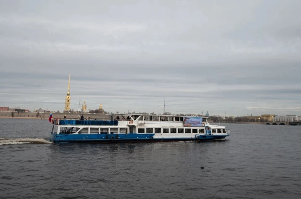 В Санкт-Петербурге теплоход врезался в прогулочные кораблики