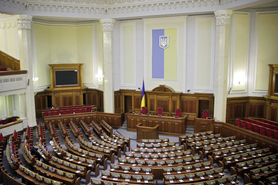 Верховную Раду на Украине оградили колючей проволокой