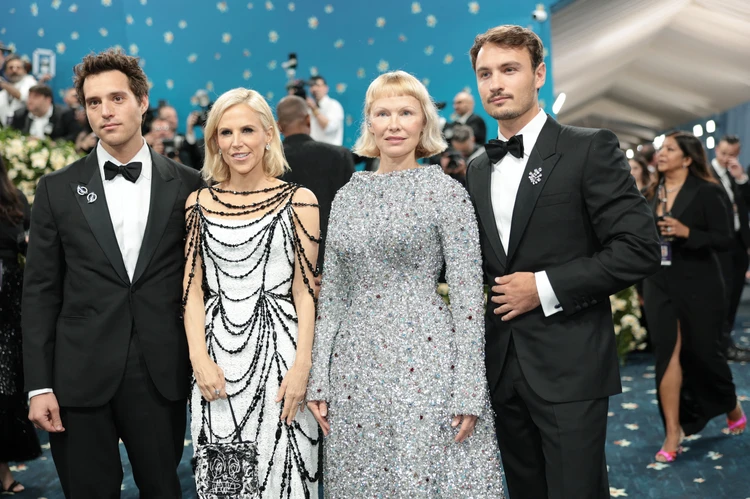 Met Gala 2025: беременная третьим ребенком Рианна, Памела Андерсон со стрижкой «пикси» и Вупи Голдберг в шляпе Карабаса-Барабаса